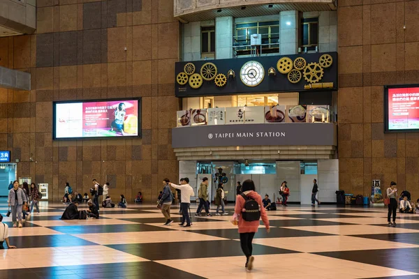 Taipei, taiwan - 13. nov 2019: innenraum des taipei hauptbahnhofsgebäudes. Blick auf Lobby und Einkaufsstraße des Hauptbahnhofs von Taipeh, Fahrgast- und Fahrkartenautomaten in Taipeh, Taiwan — Stockfoto