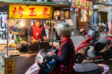 Taipei, Tayvan - 12 Kasım 2019: Sanhe Gece Pazarı, ünlü gece pazarı ve seyahat noktası, insanlar çevresindeki yürüyüşleri ve keşifleri görebilirler. Tayvan kültürünün büyük bir bölümü.