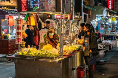 Taipei, Tayvan - 12 Kasım 2019: Sanhe Gece Pazarı, ünlü gece pazarı ve seyahat noktası, insanlar çevresindeki yürüyüşleri ve keşifleri görebilirler. Tayvan kültürünün büyük bir bölümü.