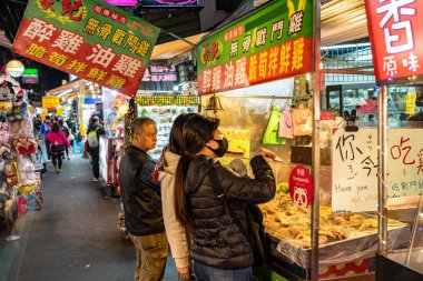 Taipei, Tayvan - 12 Kasım 2019: Sanhe Gece Pazarı, ünlü gece pazarı ve seyahat noktası, insanlar çevresindeki yürüyüşleri ve keşifleri görebilirler. Tayvan kültürünün büyük bir bölümü.