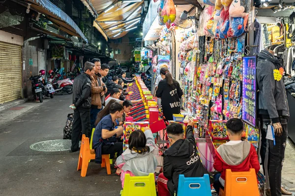 Taipei, Taiwan - 12 nov 2019: Sanhe Night Market, beroemde nachtmarkt en reisbestemming, mensen kunnen er rondlopen en verkennen. Een groot deel van de Taiwanese cultuur — Stockfoto