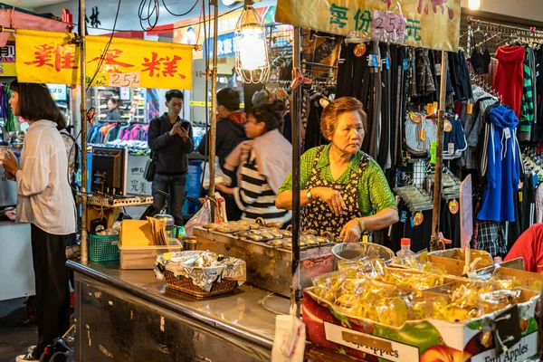 Taipei, Taiwán - 12 NOV 2019: Sanhe Night Market, famoso mercado nocturno y destino turístico, la gente puede ver caminando y explorando a su alrededor. Gran parte de la cultura taiwanesa —  Fotos de Stock