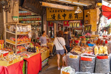 Taipei, Tayvan - 12 Kasım 2019: Dihua Sokak Pazarı, ünlü turistik mekan, insanlar çevresindeki yürüyüşleri ve keşifleri görebilirler. Çin Yeni Yıl kutlamaları sırasında cadde önemli bir noktadır.