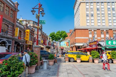 Taipei, Tayvan - 12 Kasım 2019: Dihua Sokak Pazarı, ünlü turistik mekan, insanlar çevresindeki yürüyüşleri ve keşifleri görebilirler. Çin Yeni Yıl kutlamaları sırasında cadde önemli bir noktadır.