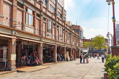 Taipei, Tayvan - 12 Kasım 2019: Dihua Sokak Pazarı, ünlü turistik mekan, insanlar çevresindeki yürüyüşleri ve keşifleri görebilirler. Çin Yeni Yıl kutlamaları sırasında cadde önemli bir noktadır.
