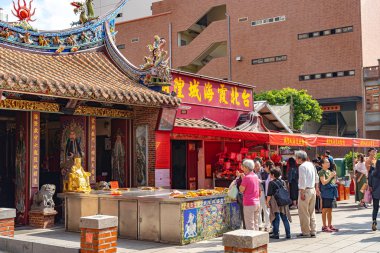 Taipei, Tayvan - 12 Kasım 2019 Taipei Xia-Hai Şehir Tanrısı Tapınağı. Hem yurtiçinde hem de yurtdışında evlilik ve ilişkiler üzerinde gücü olan tanrılarından biri olan Yue Lao ile ünlüdür.