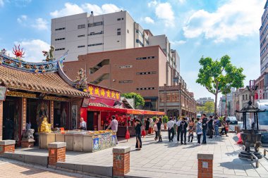 Taipei, Tayvan - 12 Kasım 2019 Taipei Xia-Hai Şehir Tanrısı Tapınağı. Hem yurtiçinde hem de yurtdışında evlilik ve ilişkiler üzerinde gücü olan tanrılarından biri olan Yue Lao ile ünlüdür.