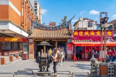 Taipei, Tayvan - 12 Kasım 2019 Taipei Xia-Hai Şehir Tanrısı Tapınağı. Hem yurtiçinde hem de yurtdışında evlilik ve ilişkiler üzerinde gücü olan tanrılarından biri olan Yue Lao ile ünlüdür.