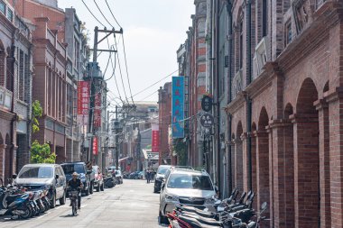 Taipei, Tayvan - 12 Kasım 2019: Dihua Sokak Pazarı, ünlü turistik mekan, insanlar çevresindeki yürüyüşleri ve keşifleri görebilirler. Çin Yeni Yıl kutlamaları sırasında cadde önemli bir noktadır.