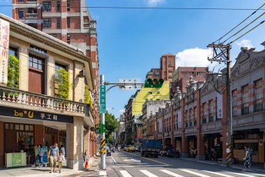 Taipei, Tayvan - 12 Kasım 2019: Dihua Sokak Pazarı, ünlü turistik mekan, insanlar çevresindeki yürüyüşleri ve keşifleri görebilirler. Çin Yeni Yıl kutlamaları sırasında cadde önemli bir noktadır.