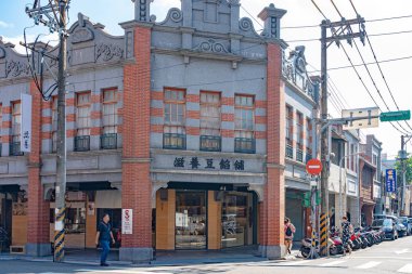 Taipei, Tayvan - 12 Kasım 2019: Dihua Sokak Pazarı, ünlü turistik mekan, insanlar çevresindeki yürüyüşleri ve keşifleri görebilirler. Çin Yeni Yıl kutlamaları sırasında cadde önemli bir noktadır.