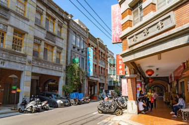 Taipei, Tayvan - 12 Kasım 2019: Dihua Sokak Pazarı, ünlü turistik mekan, insanlar çevresindeki yürüyüşleri ve keşifleri görebilirler. Çin Yeni Yıl kutlamaları sırasında cadde önemli bir noktadır.
