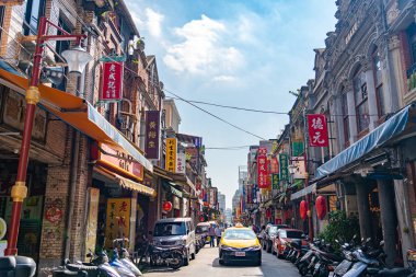 Taipei, Tayvan - 12 Kasım 2019: Dihua Sokak Pazarı, ünlü turistik mekan, insanlar çevresindeki yürüyüşleri ve keşifleri görebilirler. Çin Yeni Yıl kutlamaları sırasında cadde önemli bir noktadır.
