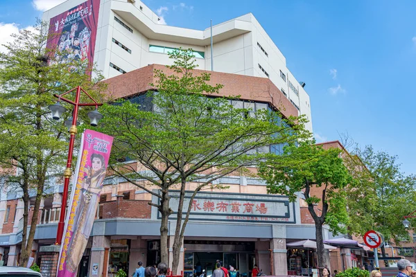 Taipei, taiwan - 12. nov 2019: dihua street market, berühmte touristenattraktion, die menschen können spazieren gehen und sie erkunden. Die Straße ist ein wichtiges Ziel während der chinesischen Neujahrsfeierlichkeiten — Stockfoto