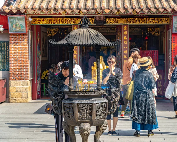 Taipei, Taiwan - NOV 12, 2019 : Taipei Xia-Hai City God Temple. É conhecida tanto em casa como no exterior por uma de suas divindades, Yue Lao, que possui poder sobre o casamento e os relacionamentos. — Fotografia de Stock