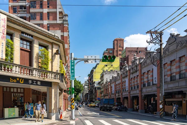 Taipei, Tayvan - 12 Kasım 2019: Dihua Sokak Pazarı, ünlü turistik mekan, insanlar çevresindeki yürüyüşleri ve keşifleri görebilirler. Çin Yeni Yıl kutlamaları sırasında cadde önemli bir noktadır.