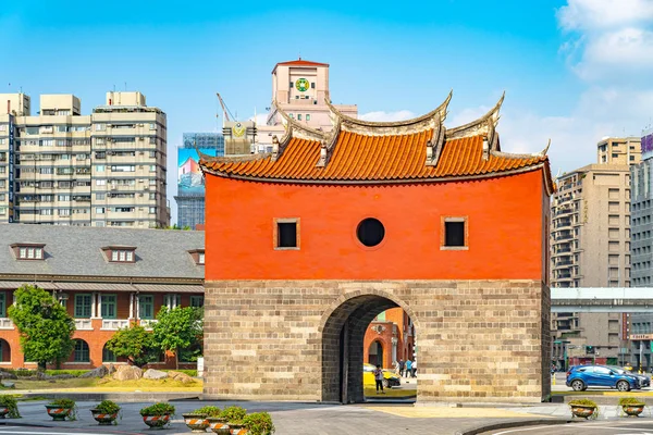 Taipei, Taiwan - 13 NOV 2019: Vecchia cinta muraria di Taipei. La Porta Nord (Cheng'en gate), istituita dalla dinastia Qing. All'incrocio tra Zhongxiao West Road e Boai Road — Foto Stock