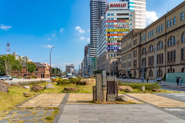 Taipei, Taiwán - 13 NOV 2019: Paisaje urbano de Taipei. Vista desde la estación de North Gate (puerta de Cheng 'en) zona del parque, en la intersección de Zhongxiao West Road y Boai Road — Foto de Stock