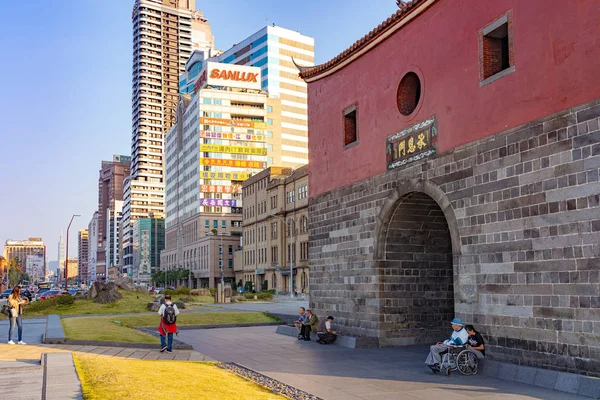 Taipei, Taiwán - 13 NOV 2019: Antigua muralla de Taipei. La puerta norte (puerta Cheng 'en), establecida por la dinastía Qing. En la intersección de Zhongxiao West Road y Boai Road — Foto de Stock