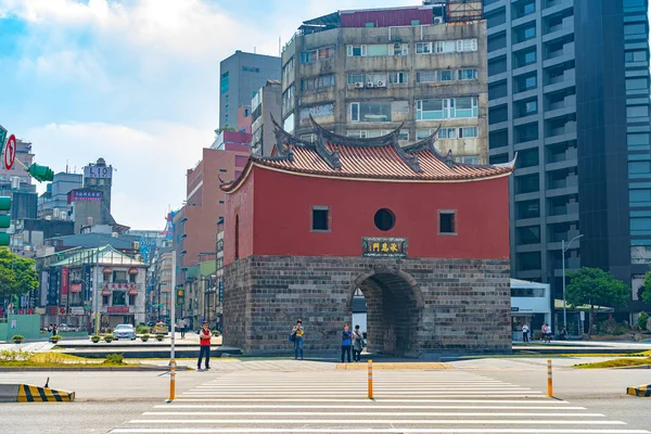 Taipei, Taiwán - 13 NOV 2019: Antigua muralla de Taipei. La puerta norte (puerta Cheng 'en), establecida por la dinastía Qing. En la intersección de Zhongxiao West Road y Boai Road — Foto de Stock