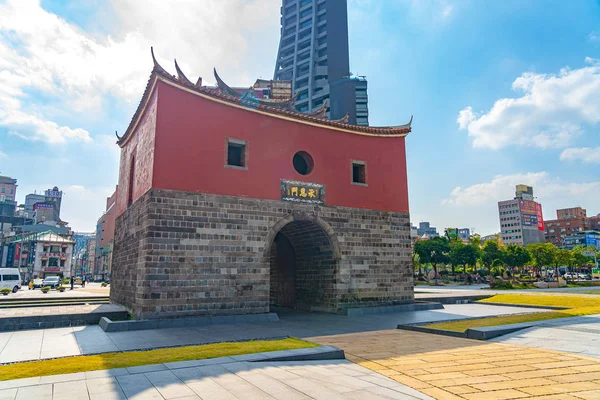Tajpej, Tajwan - 13 listopada 2019: Stary mur miasta Tajpej. Brama Północna (brama Cheng 'en), założona przez dynastię Qing. Na skrzyżowaniu Zhongxiao West Road i Boai Road — Zdjęcie stockowe