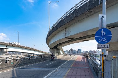 Taipei Köprüsü 'ndeki sokak manzarası, New Taipei City ile Tayvan arasındaki köprü bağlantısı, 13 Kasım 2019