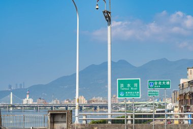 Taipei Köprüsü 'ndeki sokak manzarası, New Taipei City ile Tayvan arasındaki köprü bağlantısı, 13 Kasım 2019