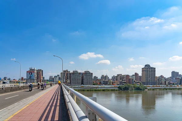 Vista de la calle en el puente de Taipei, un puente que une la ciudad de Nueva Taipei con la ciudad de Taipei, Taiwán - Nov 13, 2019. — Foto de Stock