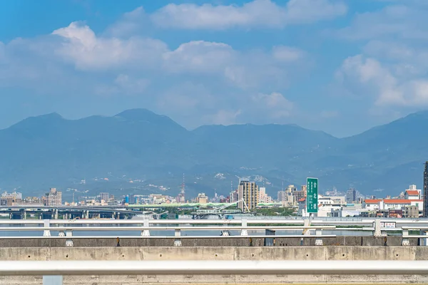Vista de la calle en el puente de Taipei, un puente que une la ciudad de Nueva Taipei con la ciudad de Taipei, Taiwán - Nov 13, 2019. — Foto de Stock
