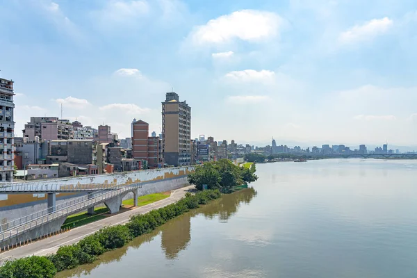 Paisaje de la orilla del río Tamsui, vista del puente de Taipei, un puente que une la ciudad de Nueva Taipei con la ciudad de Taipei, Taiwán - NOV 13, 2019 — Foto de Stock