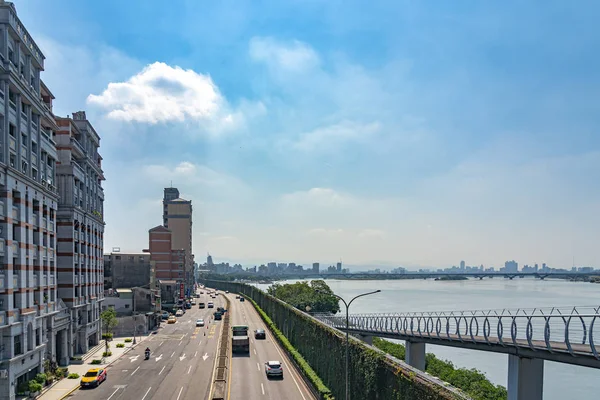 Paisaje de la orilla del río Tamsui, vista del puente de Taipei, un puente que une la ciudad de Nueva Taipei con la ciudad de Taipei, Taiwán - NOV 13, 2019 — Foto de Stock