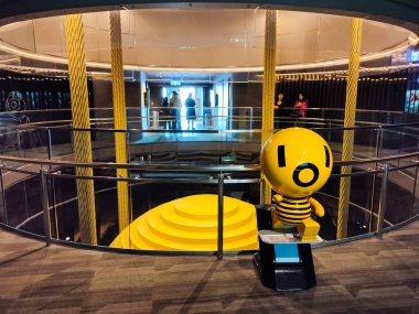 Taipei 101 gökdelen binası, 89f kapalı gözlemevi içinde süper büyük bir rüzgar sönümleyici. Taipei, Tayvan 'da Xinyi Bölgesi' nde tarihi bir gökdelen. 27 Kasım 2019