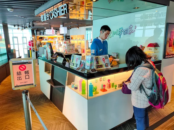 Taipei 101 felhőkarcoló épület, a 89f beltéri obszervatórium fedélzetén akadálytalan kilátás nyílik a városra minden irányban. Egy mérföldkő szupermagas felhőkarcoló Xinyi kerületben, Tajpejben, Tajvanon. 2019. november 27. — Stock Fotó