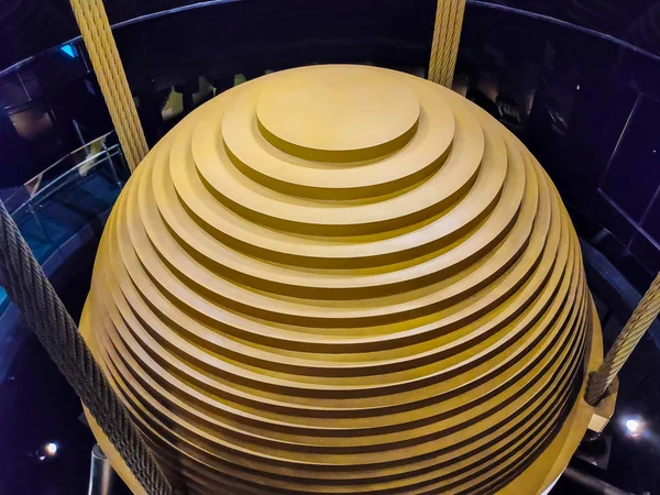 台北101超高層ビル、 89f屋内展望台内の超大型風力ダンパー。台湾・台北市新義区のランドマーク超高層ビル。2019年11月27日 — ストック写真