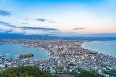 Mt. Mt. Gün batımında Hakodate gözlem güvertesi, dünyanın en ünlü manzaralı yeri. Hakodate Şehri, Hokkaido, Japonya