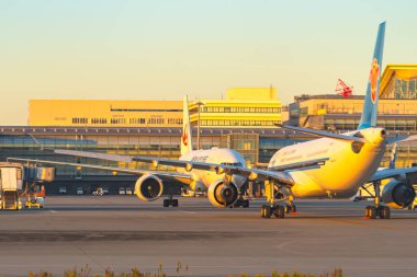 Tokyo, Japonya - 23 Ekim 2019: Tokyo Haneda Uluslararası Havaalanı, gündoğumu zamanı. Keihin sanayi bölgesi yakınlarında.