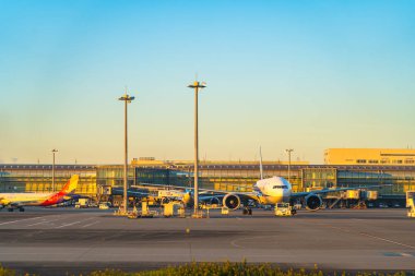 Tokyo, Japonya - 23 Ekim 2019: Tokyo Haneda Uluslararası Havaalanı, gündoğumu zamanı. Keihin sanayi bölgesi yakınlarında.