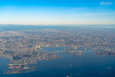 Yokohama şehrinin, Kawasaki şehrinin ve Ota şehrinin gün doğumunda mavi gökyüzü arkaplanı, Tokyo, Japonya
