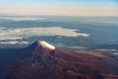 Fuji Dağı 'na kuşbakışı bir bakış açısı (Mt. Fuji) ve mavi gökyüzü. Fuji-Hakone-Izu Ulusal Parkı manzaraları. Shizuoka Bölgesi, Japonya