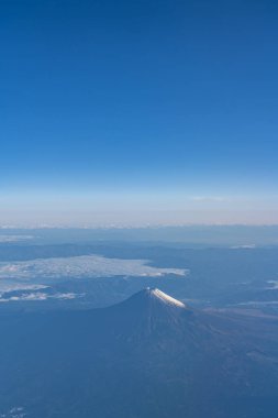 Fuji Dağı 'na kuşbakışı bir bakış açısı (Mt. Fuji) ve mavi gökyüzü. Fuji-Hakone-Izu Ulusal Parkı manzaraları. Shizuoka Bölgesi, Japonya