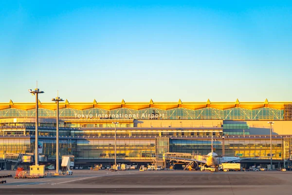 Tokyo, Japonya - 23 Ekim 2019: Tokyo Haneda Uluslararası Havaalanı, gündoğumu zamanı. Keihin sanayi bölgesi yakınlarında. — Stok fotoğraf