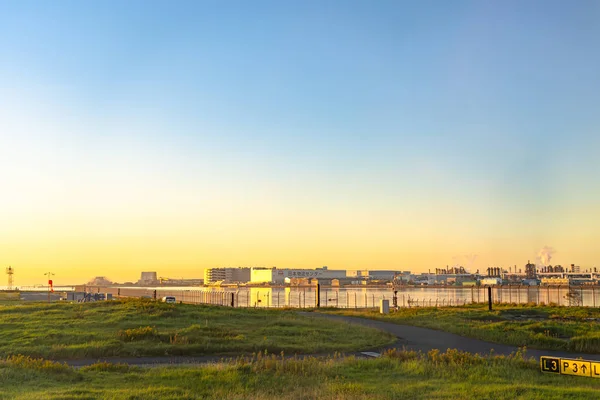 Tokio, Japón - 23 de octubre de 2019: La región industrial de Keihin. Cerca del aeropuerto internacional de Tokio Haneda en el amanecer —  Fotos de Stock