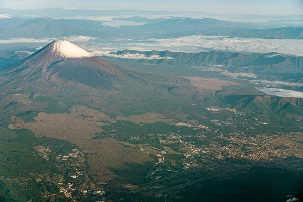 Aus der Vogelperspektive den Berg Fuji (mt. fuji) und blauem Himmel. Landschaften des Fuji-hakone-izu Nationalparks. Shizuoka-Präfektur, Japan — Stockfoto