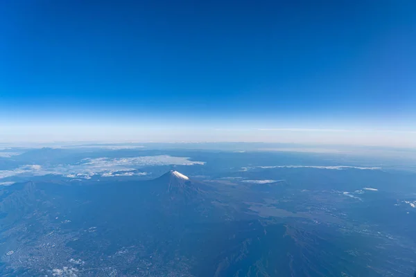 Vue aérienne rapprochée du mont Fuji (Mt. Fuji) et le ciel bleu. Paysages du parc national de Fuji-Hakone-Izu. Préfecture de Shizuoka, Japon — Photo
