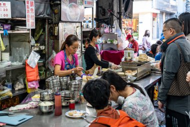 Taichung, Tayvan - 8 Aralık 2019: Taichung 'da yerel şalgam kek satıcısı. Eski pazarlar her zaman sırt çantalı gezginlerin favorisi olmuştur, özellikle de yiyecekler yüzünden.