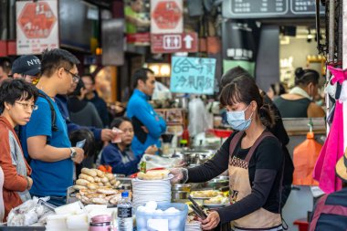 Taichung, Tayvan - 8 Aralık 2019: Taichung 'da yerel şalgam kek satıcısı. Eski pazarlar her zaman sırt çantalı gezginlerin favorisi olmuştur, özellikle de yiyecekler yüzünden.