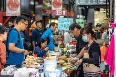 Taichung, Tayvan - 8 Aralık 2019: Taichung 'da yerel şalgam kek satıcısı. Eski pazarlar her zaman sırt çantalı gezginlerin favorisi olmuştur, özellikle de yiyecekler yüzünden.