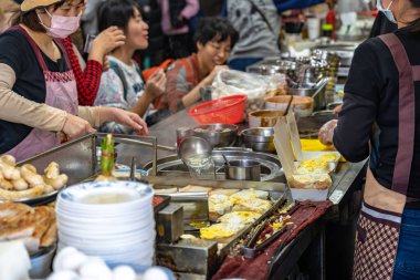 Taichung, Tayvan - 8 Aralık 2019: Taichung 'da yerel şalgam kek satıcısı. Eski pazarlar her zaman sırt çantalı gezginlerin favorisi olmuştur, özellikle de yiyecekler yüzünden.