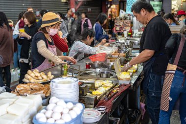Taichung, Tayvan - 8 Aralık 2019: Taichung 'da yerel şalgam kek satıcısı. Eski pazarlar her zaman sırt çantalı gezginlerin favorisi olmuştur, özellikle de yiyecekler yüzünden.
