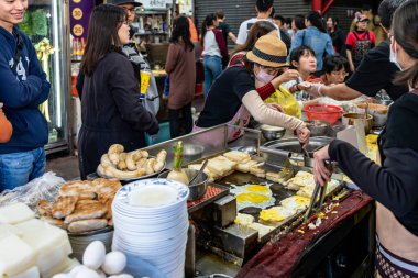Taichung, Tayvan - 8 Aralık 2019: Taichung 'da yerel şalgam kek satıcısı. Eski pazarlar her zaman sırt çantalı gezginlerin favorisi olmuştur, özellikle de yiyecekler yüzünden.